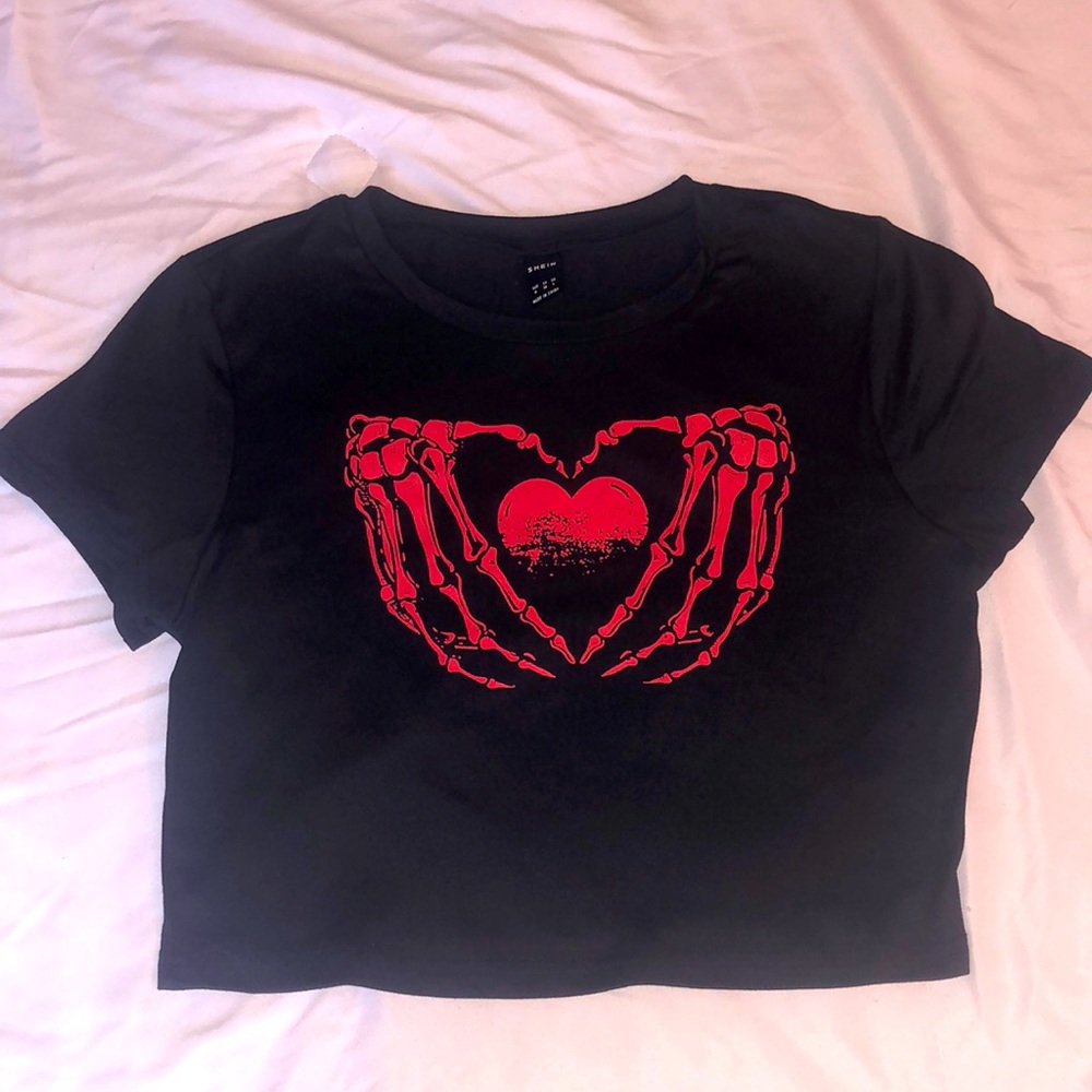 Black cropped skull heart shirt.